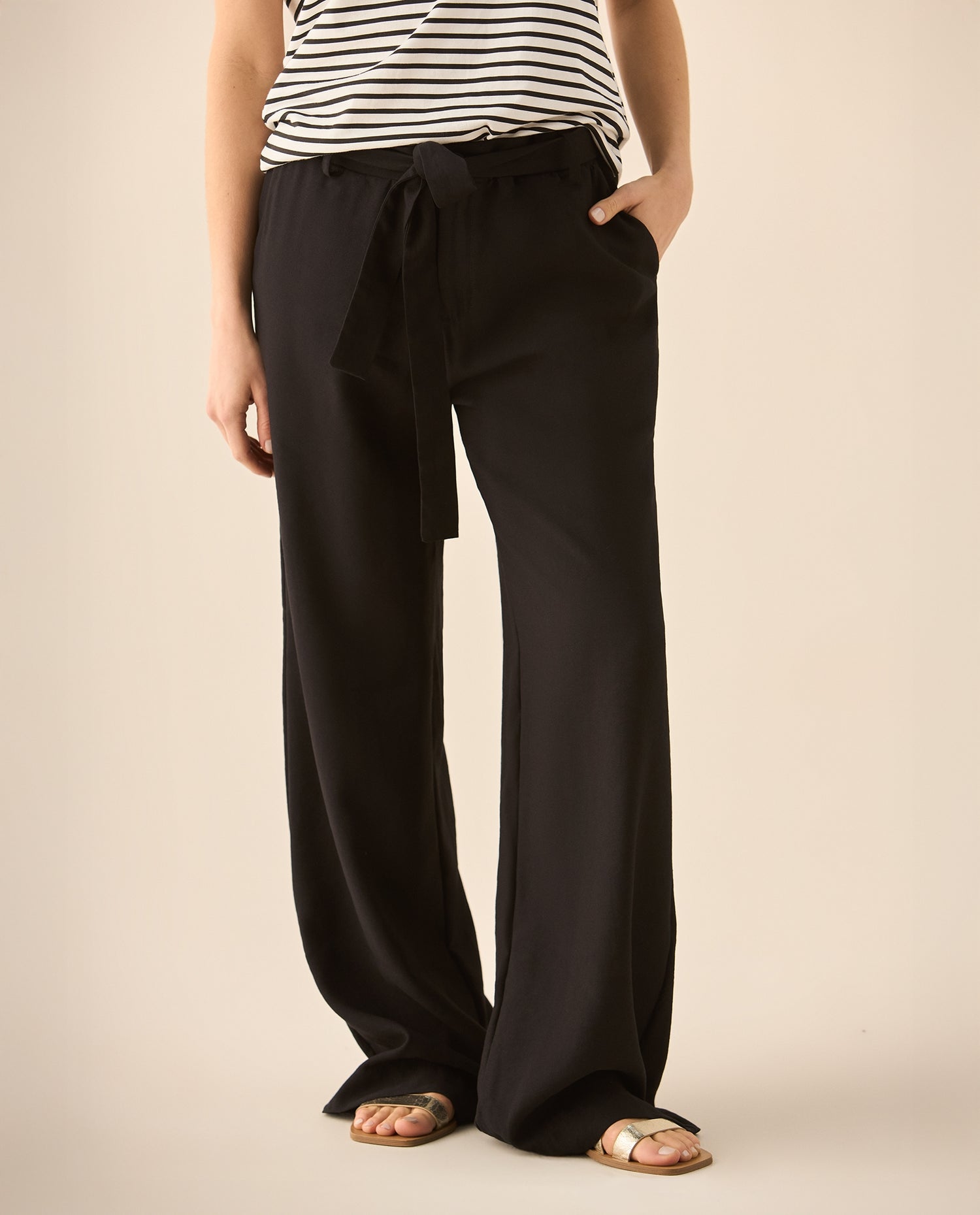 Pantalón con elástico posterior para mujer - Negro