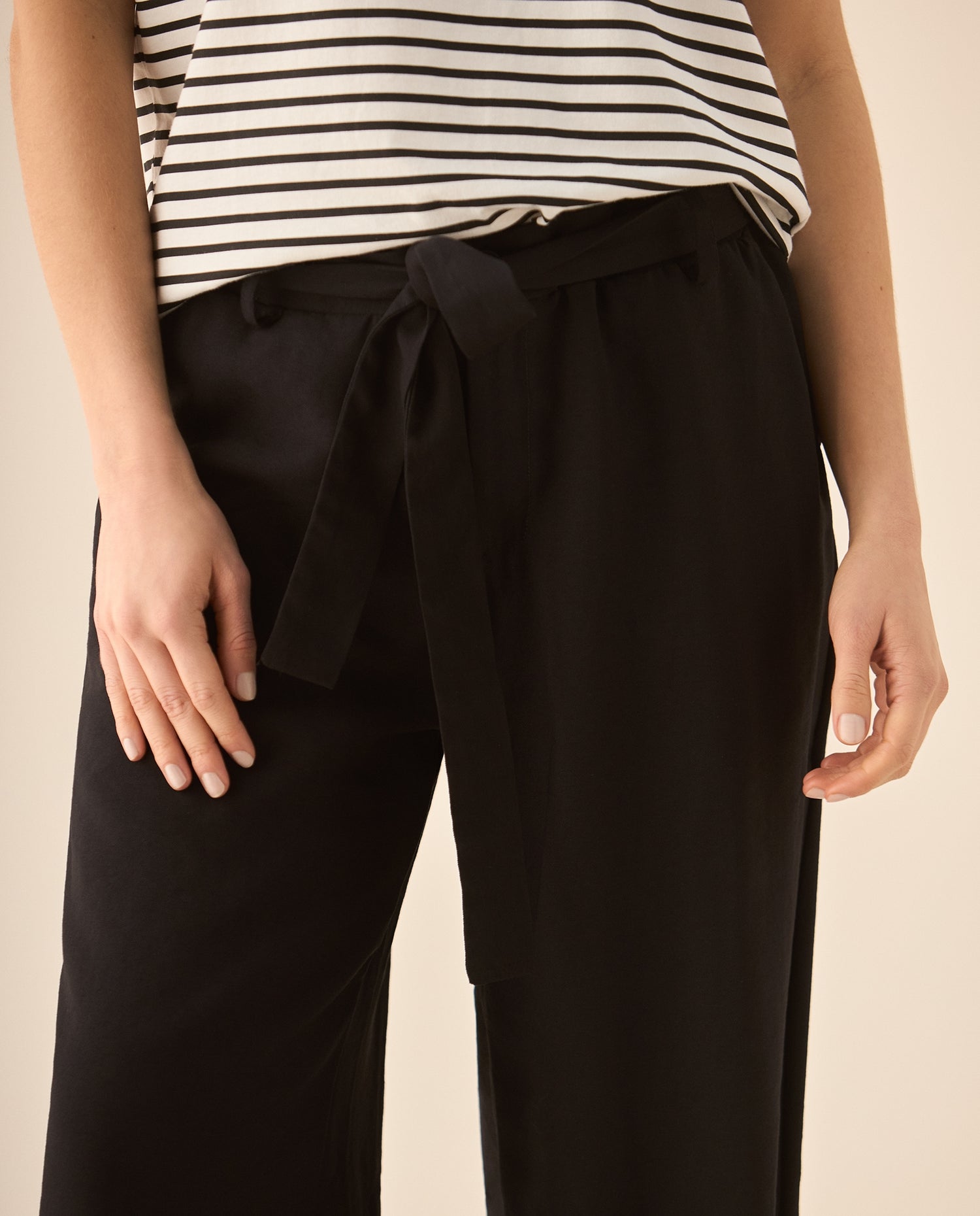 Pantalón con elástico posterior para mujer - Negro