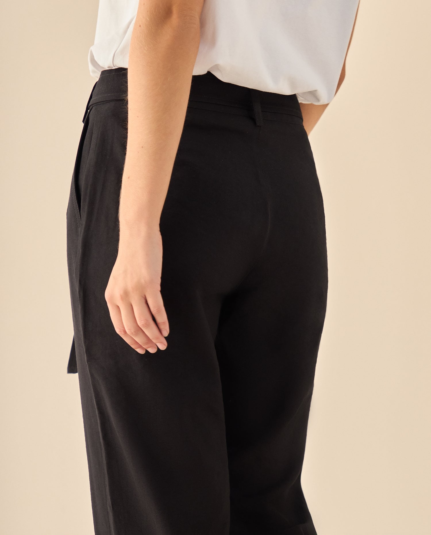 Pantalón con Cinturón Integrado - Negro