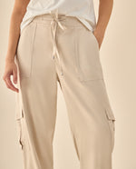 Pantalón Cargo con Bolsillos Funcionales - Beige
