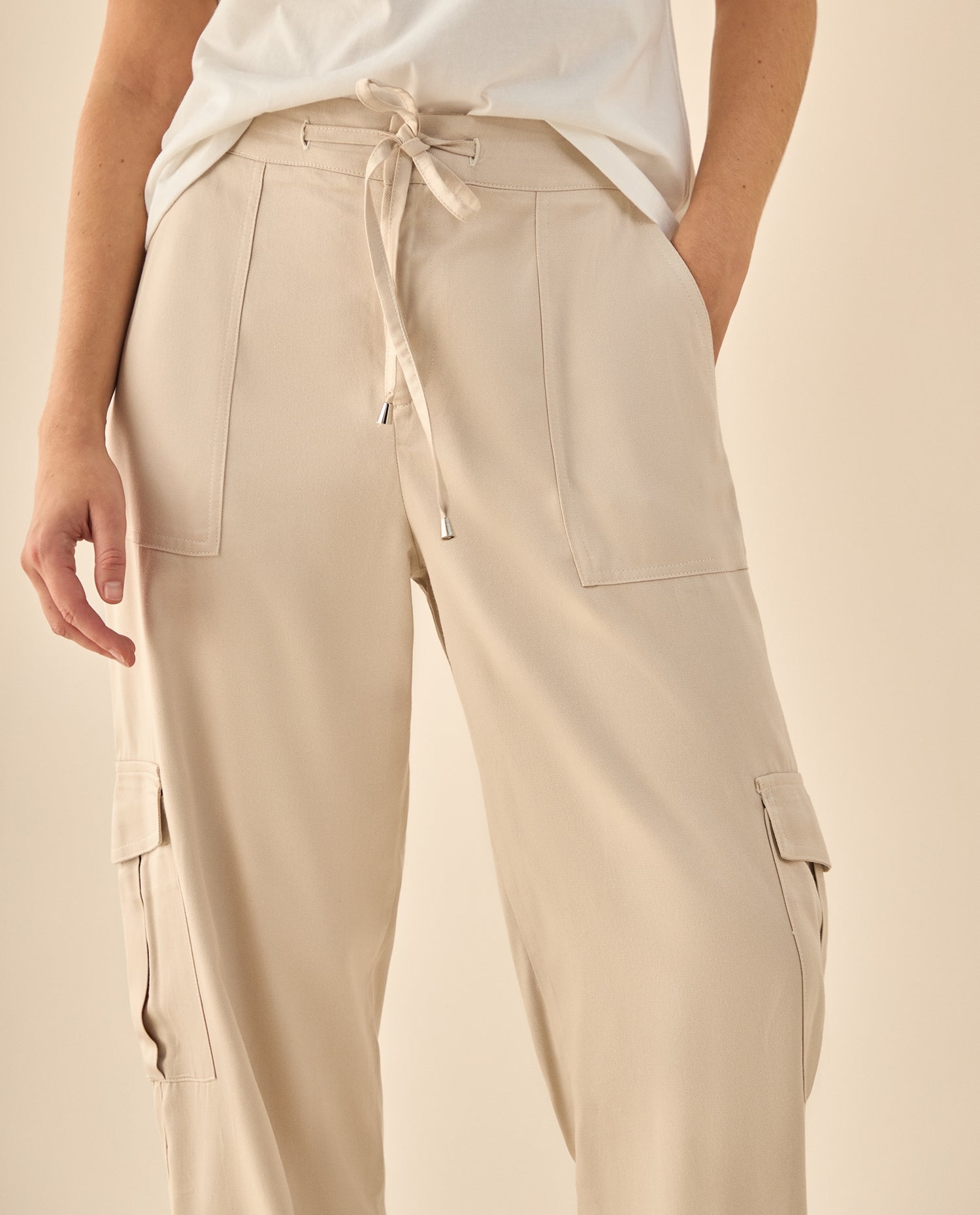 Pantalón Cargo con Bolsillos Funcionales - Beige