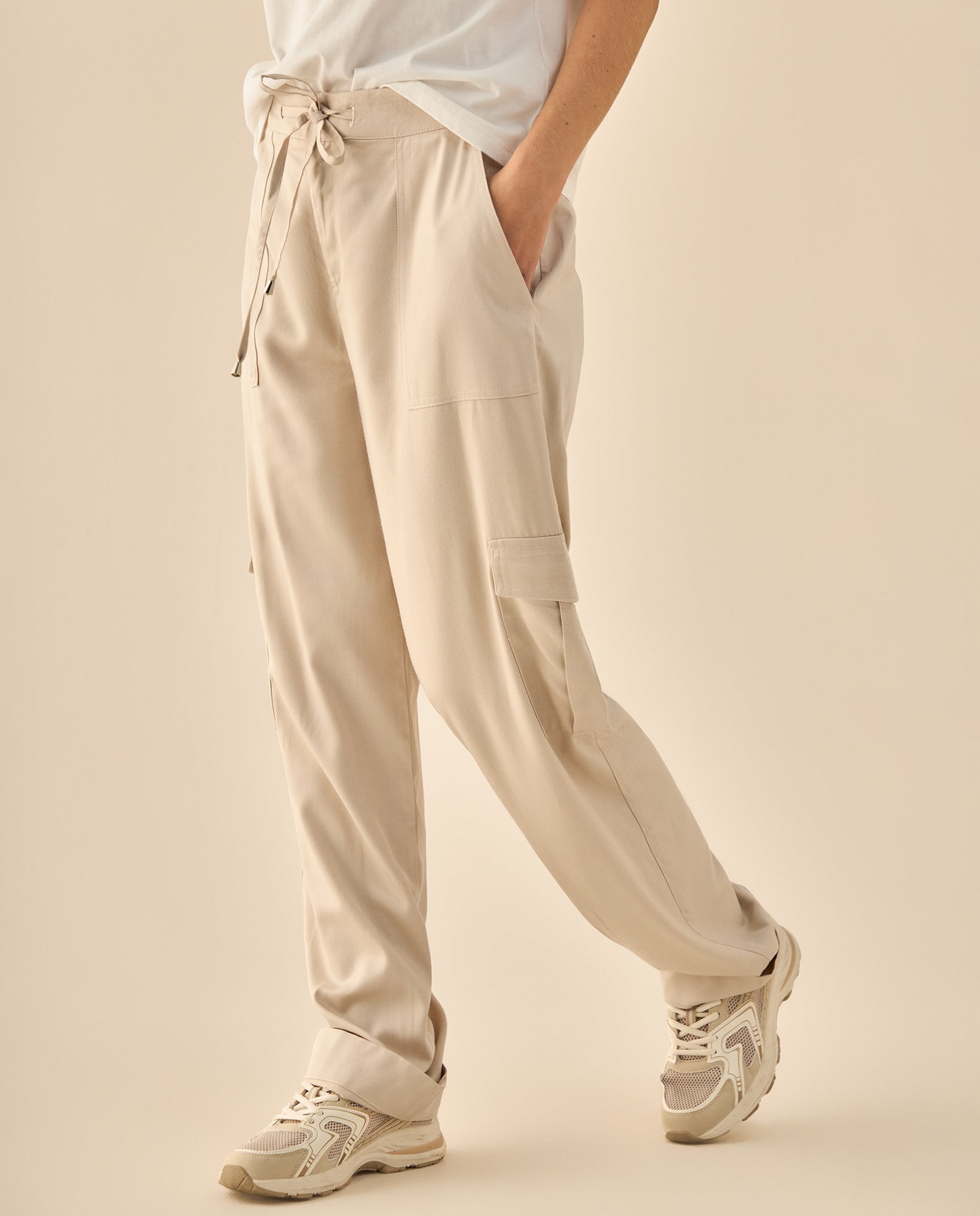 Pantalón Cargo con Bolsillos Funcionales - Beige