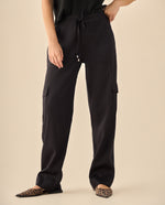 Pantalón Cargo con Bolsillos Funcionales - Negro