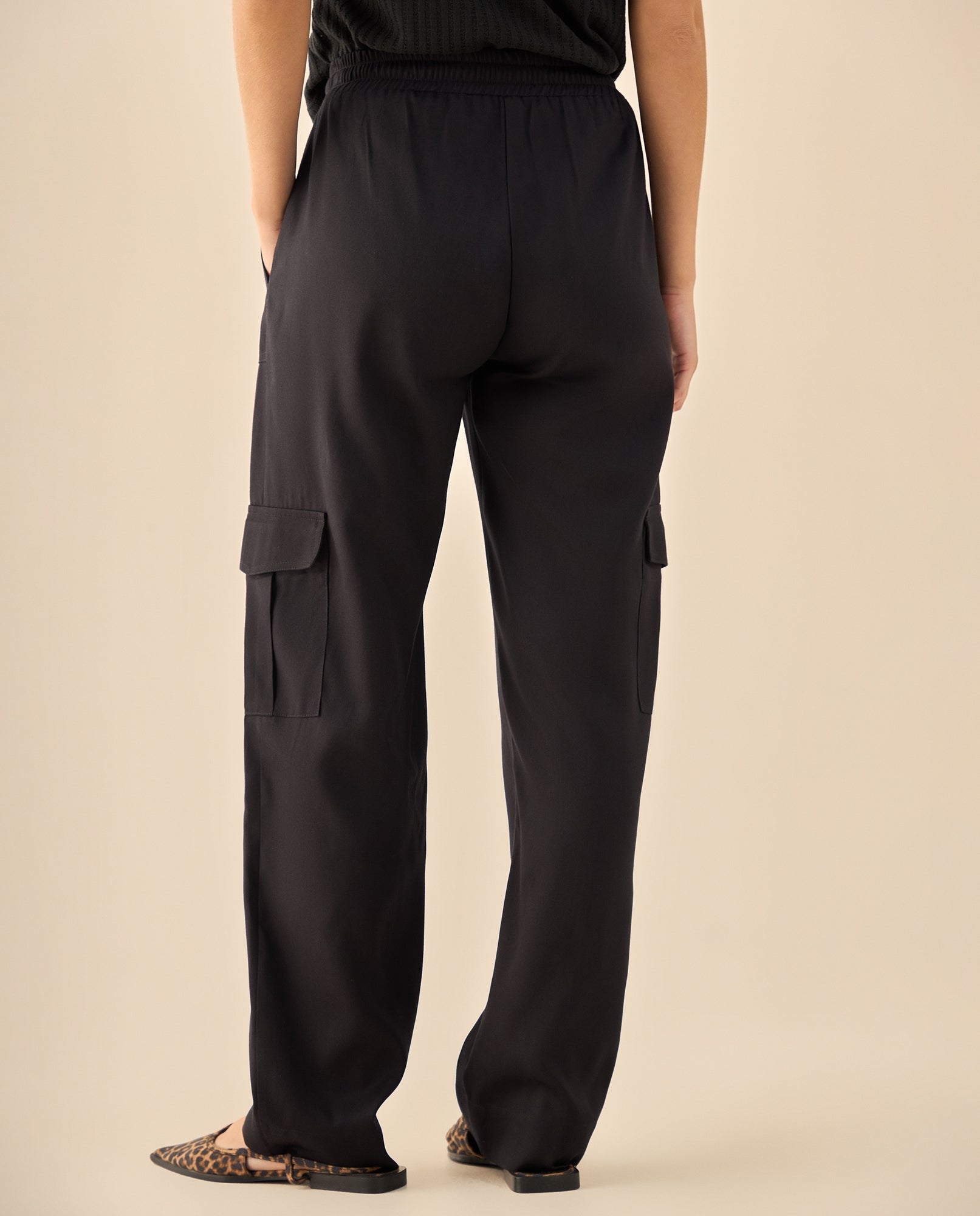 Pantalón Cargo con Bolsillos Funcionales - Negro 34_933G008_NEG190303_4