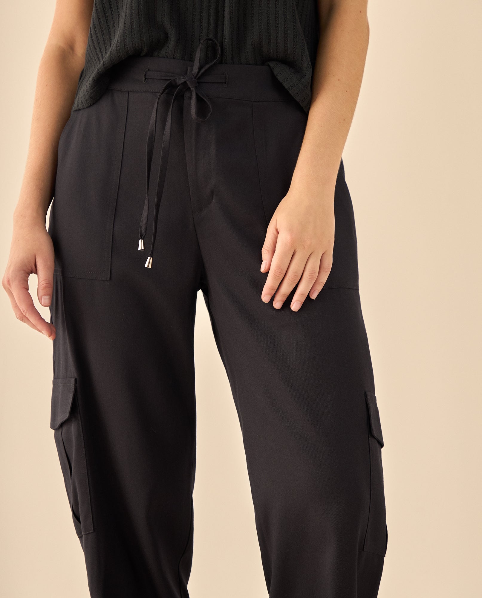 Pantalón Cargo con Bolsillos Funcionales - Negro 34_933G008_NEG190303_5