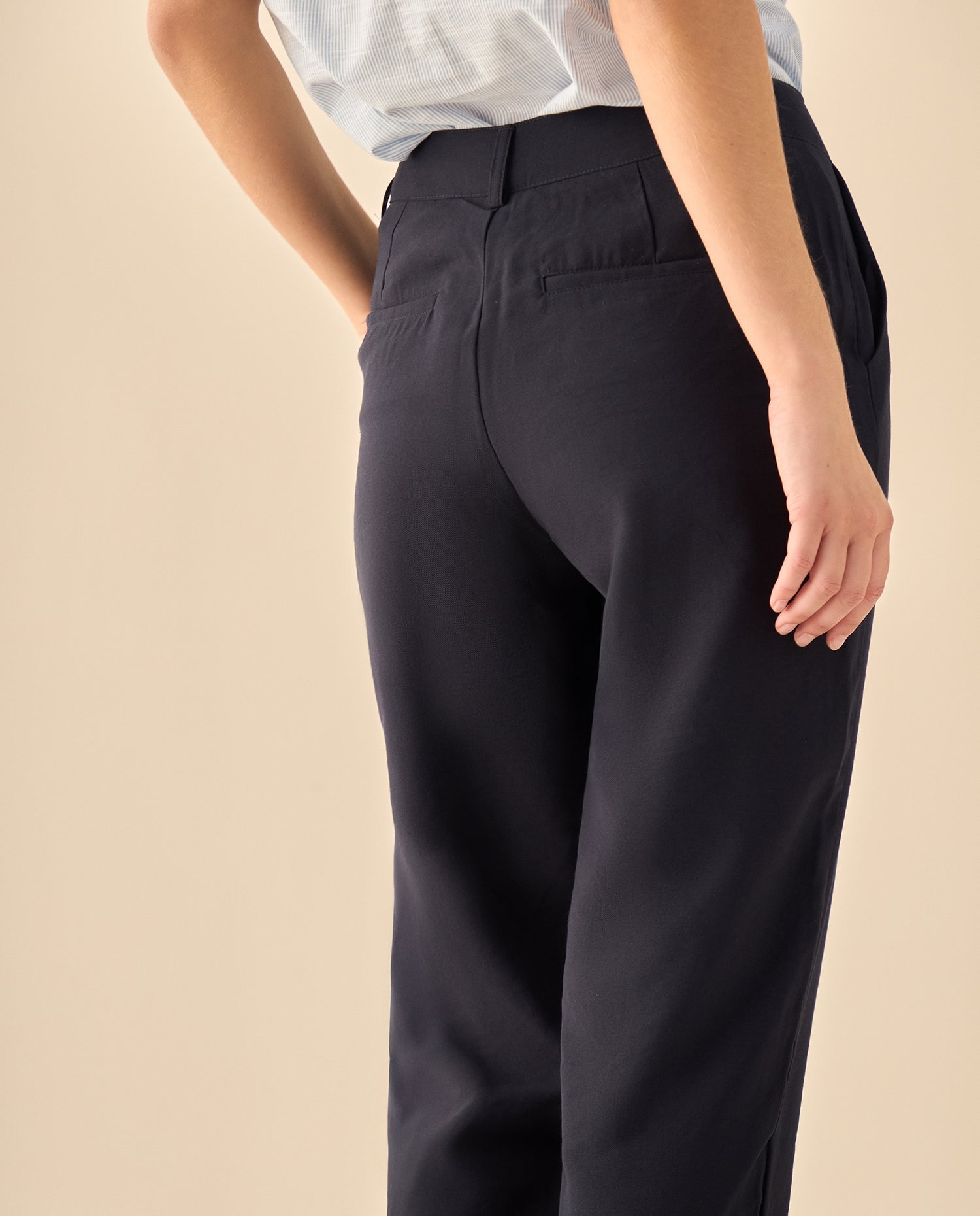 Pantalón con Botón Dorado - Azul