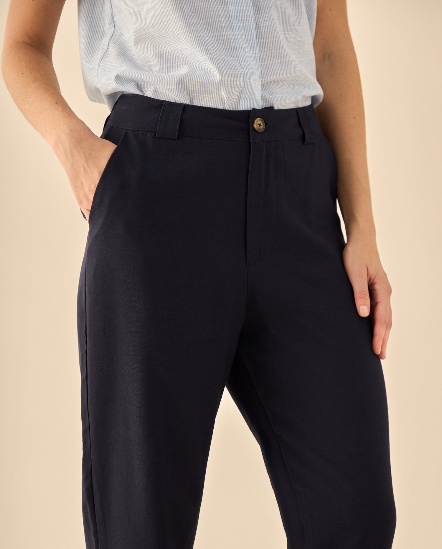 Pantalón con Botón Dorado - Azul